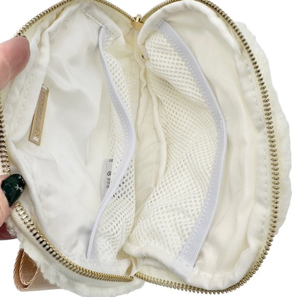 Wantable Belt Bag 9x6x2 Winter White Fleece Gold Colored Adjustable Strap NEW - Picture 10 of 10